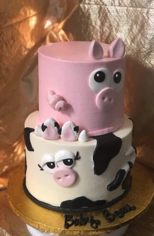 Sculpted 3D piglet cake